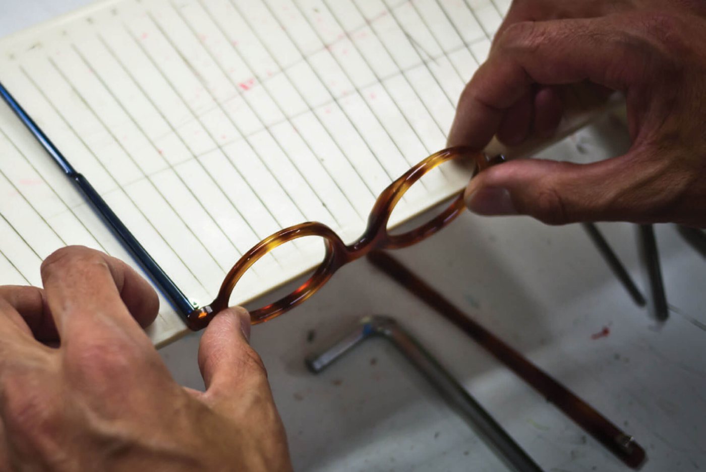 RES/REI, a frame shaped at the bench