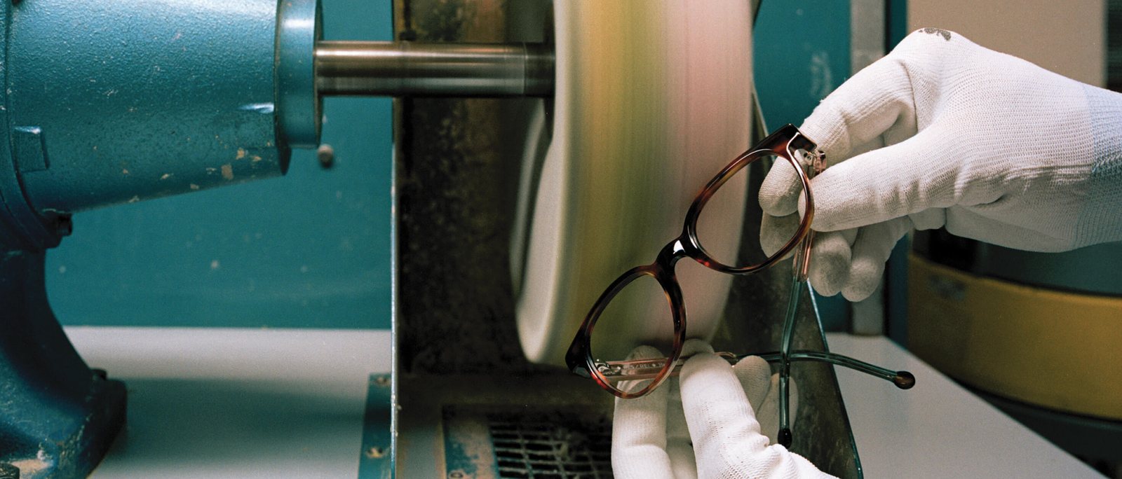 RES/REI, polishing a frame by hand